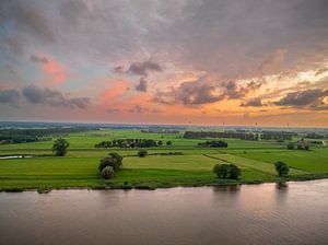 IJssel-Landschaft bei Sonnenuntergang von oben gesehen