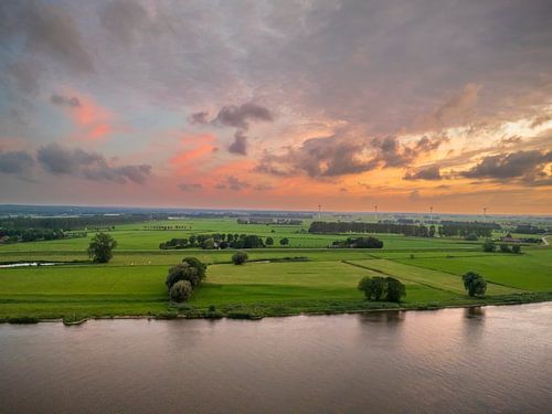 IJssellandschap tijdens zonsondergang van bovenaf gezien