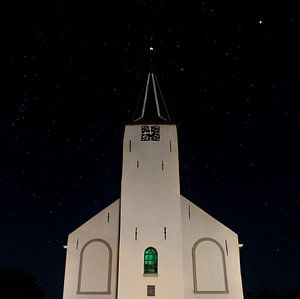 Kirche von Feerwerd bei Nacht