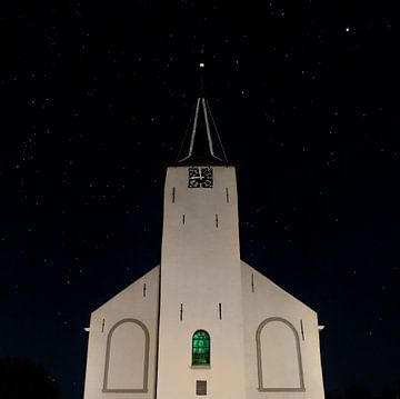 Kerk van Feerwerd bij nacht
