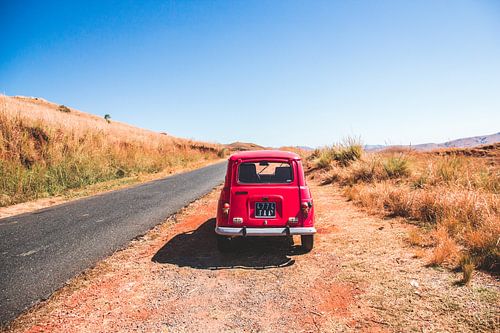Knalrode oldtimer op het Rode Eiland | Madagaskar | Reisfoto