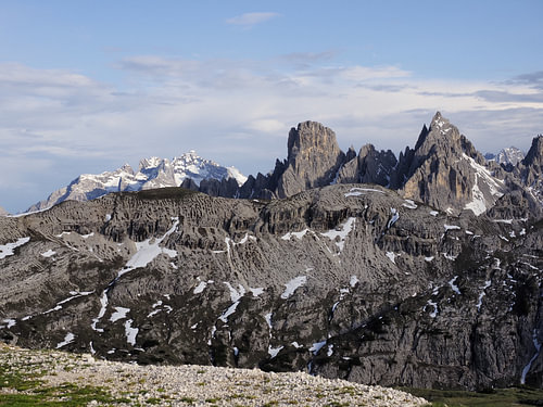 Spectaculaire bergfoto van de beroemde Drie Toppen in de Dolomieten - een tijdloos motief voor alle bergliefhebbers. Heldere structuren, indrukwekkende rotswanden en de onmiskenbare alpine achtergrond