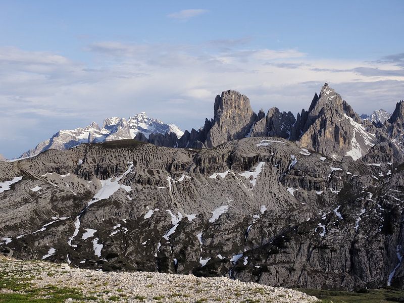 Spectaculaire bergfoto van de beroemde Drie Toppen in de Dolomieten - een tijdloos motief voor alle bergliefhebbers. Heldere structuren, indrukwekkende rotswanden en de onmiskenbare alpine achtergrond van Miriam Schwarzfischer Fotografie