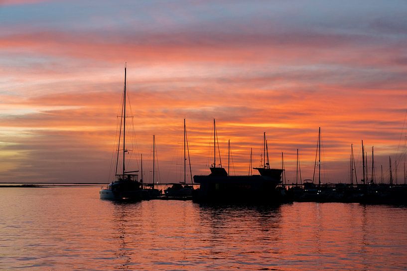 Schemering Symfonie Havenmelodie bij Zonsondergang - boten van Femke Ketelaar