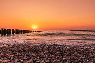 Zonsondergang Domburg met schelpen en golfbrekers van Rick van de Kraats thumbnail