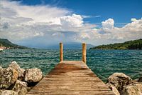 Vue du ponton sur le lac de Garde, Italie, avec des nuages d'orage dramatiques