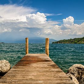 Vue du ponton sur le lac de Garde, Italie, avec des nuages d'orage dramatiques sur Raphael Koch