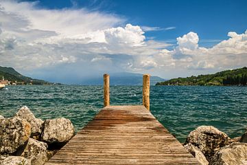 Vue du ponton sur le lac de Garde, Italie, avec des nuages d'orage dramatiques