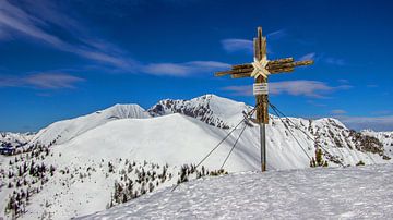 Das Gipfelkreuz am Scheibenkogel von Christa Kramer