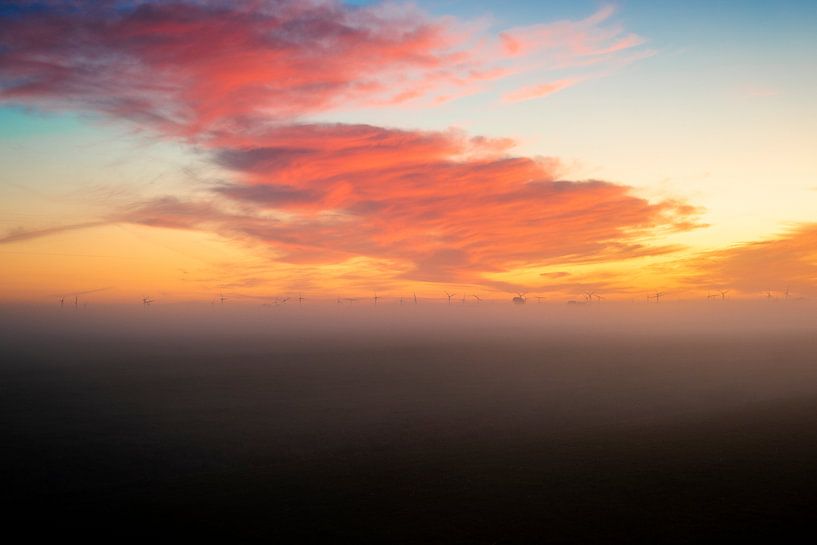 Zonsopkomst boven een mistige Eempolder van Mark de Weger