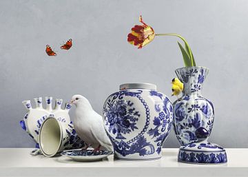 Nature morte de fleurs avec des vases bleu Delft sur Sander Van Laar