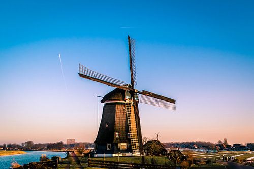 Moulin en hiver au coucher du soleil