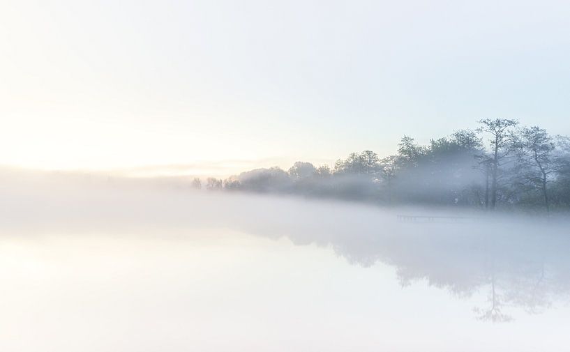 Mistige zonsopkomst bij het water (Nederland) van Marcel Kerdijk