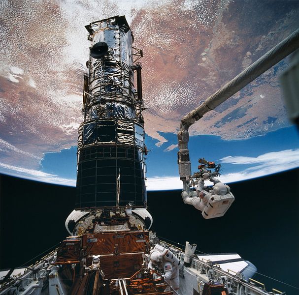 STS-61 EVA VIEW-ASTRONAUT MUSGRAVE, GESCHICHTE, VERANKERT AM ENDE DES FERNGESTEUERTEN MANIPULATORARM von Brian Morgan