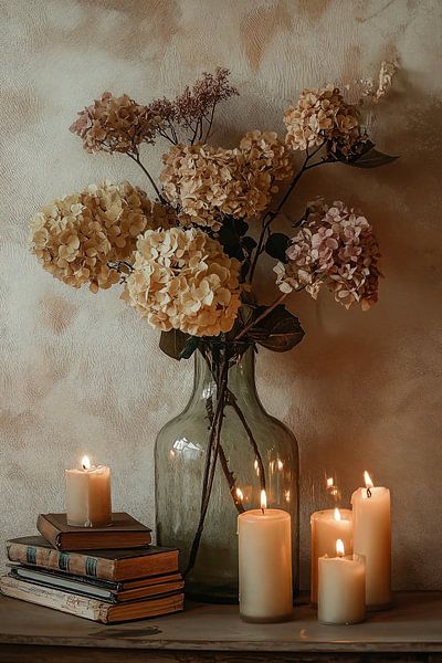Dieses klassische Stillleben mit Hortensien in einer Glasvase, umgeben von leuchtenden Kerzen und antiken Büchern, strahlt zeitlose Schönheit und heitere Ruhe aus. Die verwelkten Blumen in satten Herbsttönen, beleuchtet vom warmen Kerzenlicht, erwecken eine nostalgische und romantische Atmosphäre zum Leben, die die bezaubernde Vergänglichkeit der Natur zelebriert. von Studio BB