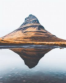 Spiegelnder Gipfel: Islands Ruhe