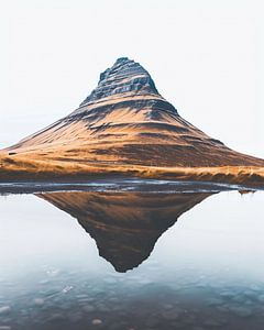 Spiegelnder Gipfel: Islands Ruhe