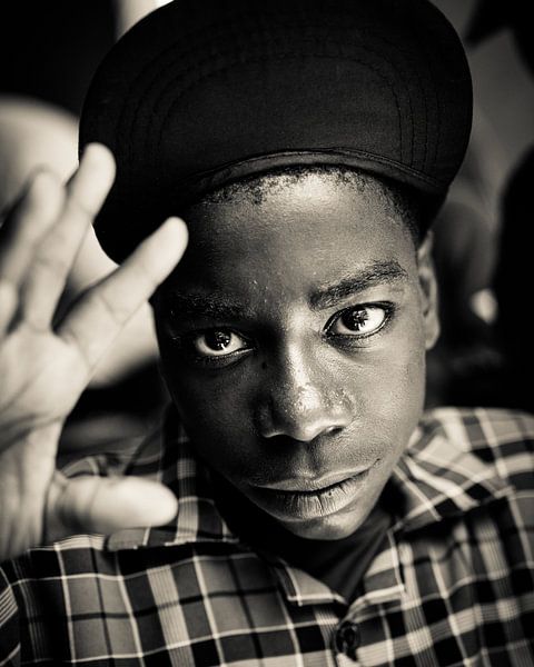Porträt - Sambia 2019 - Junge, der nicht sprechen kann von Matthijs van Os Fotografie