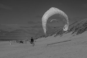 Gleitschirmflieger an der Nordsee