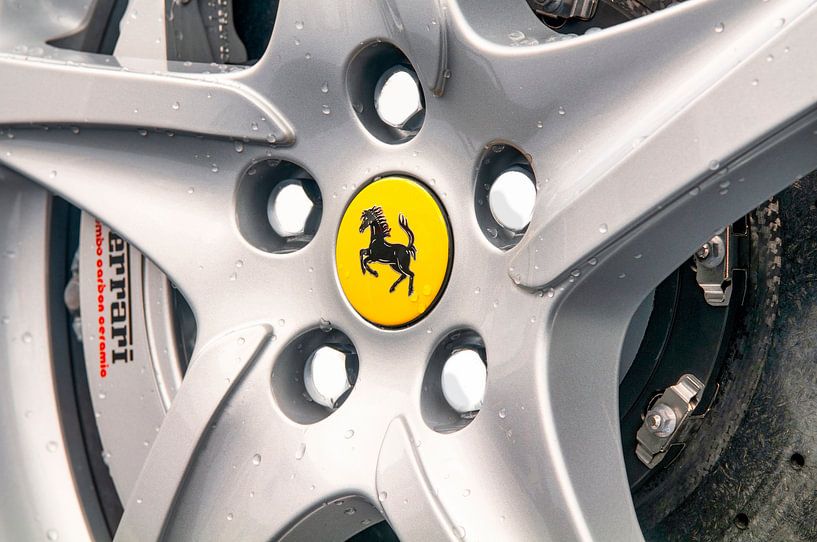 Roue Ferrari sur une Ferrari FF Gran Turismo sport car par Sjoerd van der Wal Photographie