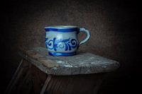Delfts blauw kannetje op houten schildersladder.