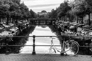Kapotte fiets op de brug von Dennis van de Water