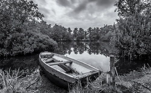 Eenzame boot in zwart/wit