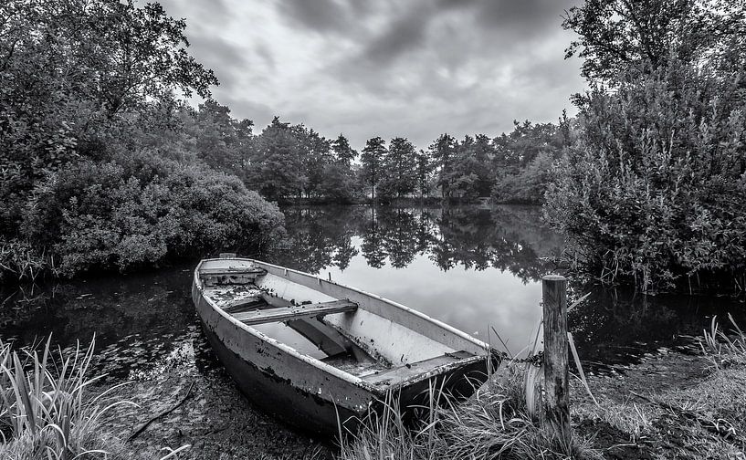 Einsames Boot in Schwarz und Weiß von Martijn van Dellen