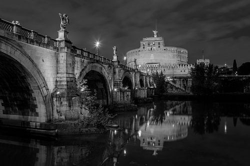 Engelsbrücke und Engelsburg in Rom schwarz und weiß von Anton de Zeeuw