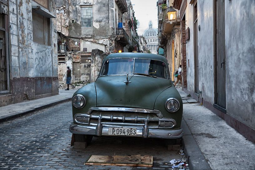 Voiture classique vintage à Cuba dans le centre de La Havane. One2expose Wout kok Photographie.  par Wout Kok