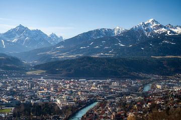 Uitzicht over de stad Innsbruck van ManfredFotos