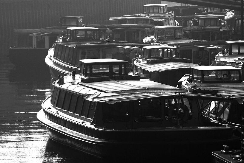 parked tour boats by Norbert Sülzner