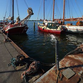Des bateaux nostalgiques dans le port d'Altefähr sur GH Foto & Artdesign