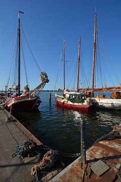 nostalgische Schiffe im Hafen Altefähr