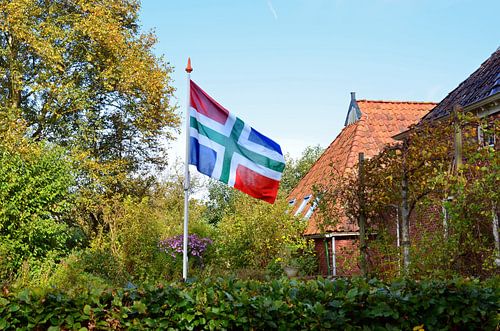 Flatterhafte Groningen-Fahne im Garten eines Bauernhofs in Zeerijp