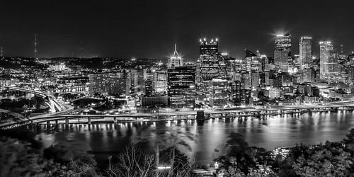 Leuchtende Skyline von Pittsburgh – Panorama Monochrom von Melanie Viola