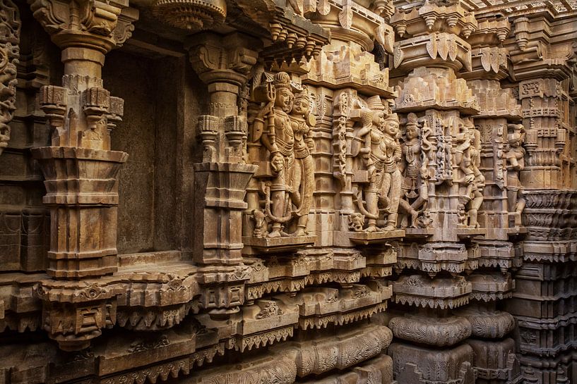Interieur van de Jain-tempel in Jaisalmer, India. van Tjeerd Kruse