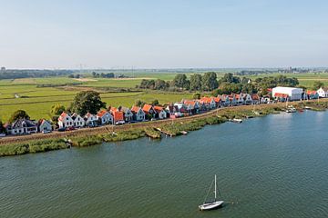 Luchtfoto van het historische dorpje Durgerdam aan het IJsselmeer in Nederland van Eye on You