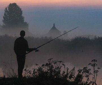 Un pêcheur dans le brouillard sur Anita van Gendt
