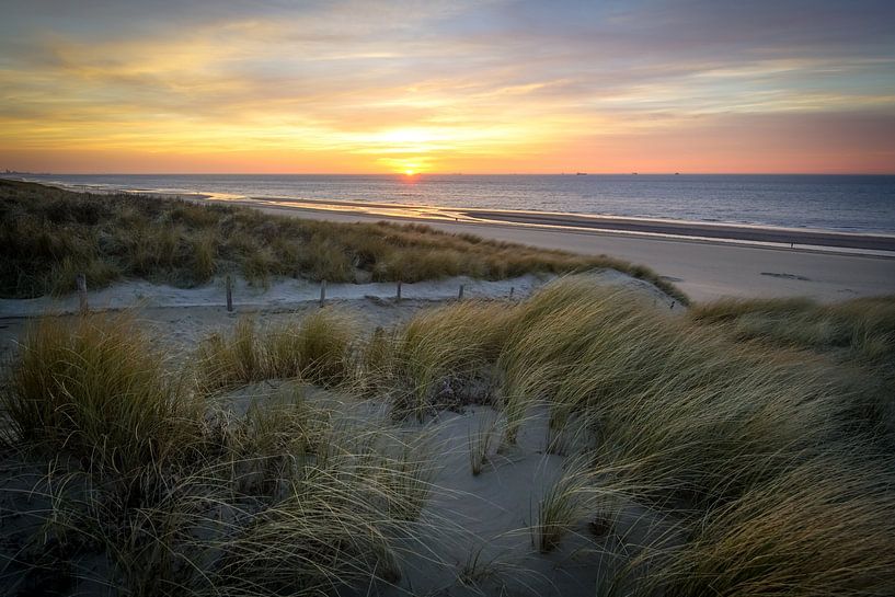Zonsondergang aan het strand van Dirk van Egmond