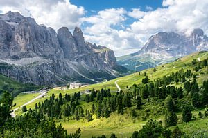 Panoramablick auf den Gardena-Pass mit den Gipfeln der Dolomiten