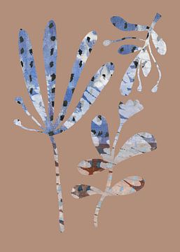Bladeren in blauw, wit, terra. Wabi- sabi botanische collage. van Dina Dankers