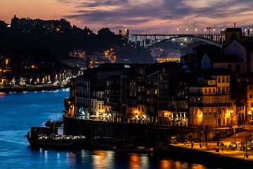 Porto aan de rivier de Douro naar de zonsondergang van Winne Köhn