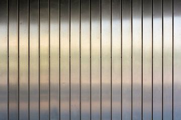 Fassade aus glänzenden Metallplatten aus Aluminium