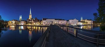 Lübeck - Panorama van de oude stad tijdens het blauwe uur