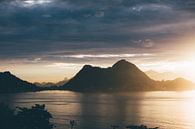 zonsondergang in de bergen aan zee van Stephan de Haas thumbnail