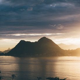 Sunset in the mountains and the sea von Stephan de Haas