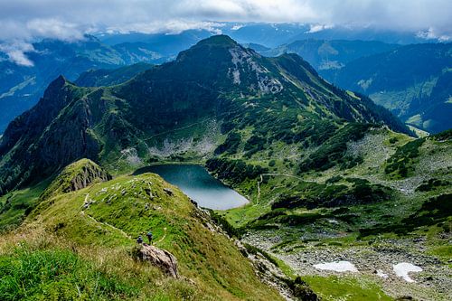 Alpensee im Sommer – Weite, blühende Bergwiese mit Panoramablick