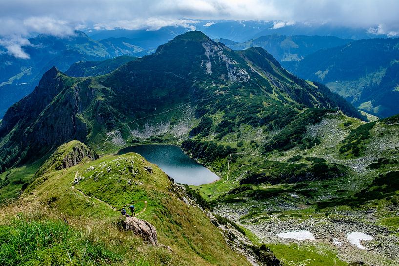 Lac de montagne en été avec vue panoramique par Martijn van den Hil