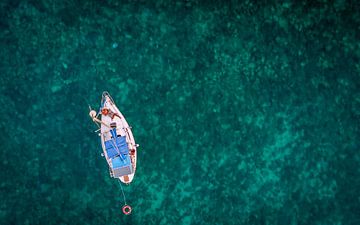 Zeilboot op doorzichtige zee van Mario Calma